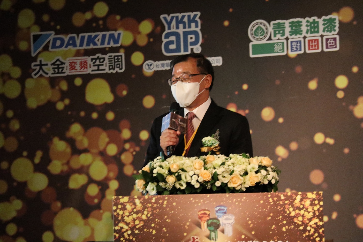 市府秘書長黃治峯對公共工程品質提昇貢獻良多,榮獲「國土建設特別貢獻獎」。 圖:桃園市政府/提供 市府秘書長黃治峯對公共工程品質提昇貢獻良多,榮獲「國土建設特別貢獻獎」。 圖:桃園市政府/提供