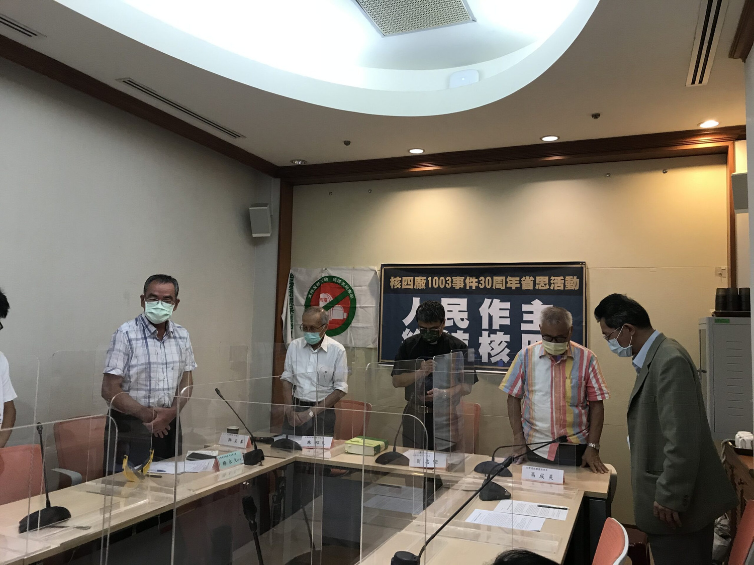 「核四廠1003事件30周年省思活動記者會」,由林偉聯牧師引領追思。 圖:環保聯盟提供 「核四廠1003事件30周年省思活動記者會」,由林偉聯牧師引領追思。 圖:環保聯盟提供
