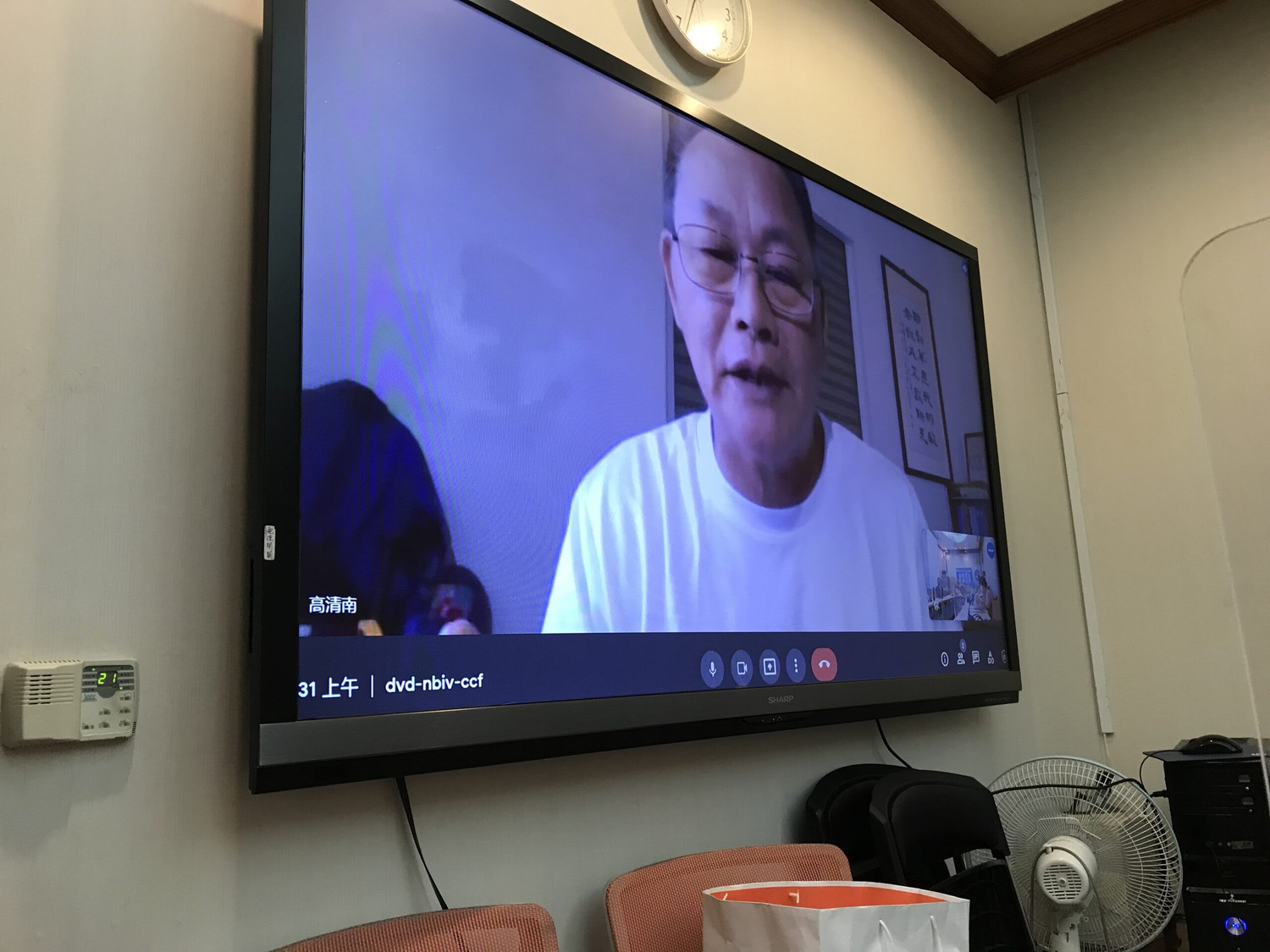 1003事件遭判刑入獄的鹽寮反核自救會成員高清南透過視訊批評,黃士修領銜的重啟核四案理由書中,嘲諷1003事件中的這名保警死亡,「是台灣使用核電40年來,惟一造成人命死亡的事故」是在消費死者。 圖:環保聯盟提供 1003事件遭判刑入獄的鹽寮反核自救會成員高清南透過視訊批評,黃士修領銜的重啟核四案理由書中,嘲諷1003事件中的這名保警死亡,「是台灣使用核電40年來,惟一造成人命死亡的事故」是在消費死者。 圖:環保聯盟提供