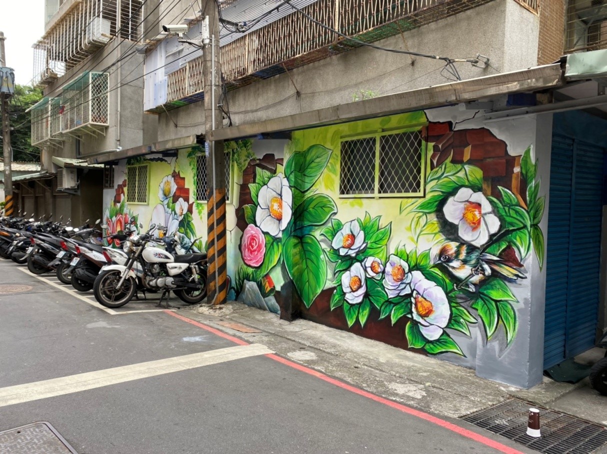 永和區民本里彩繪牆面搭配今福和橋下河濱景緻和中和市花、市樹交織成的美景。 圖:新北市水利局提供 永和區民本里彩繪牆面搭配今福和橋下河濱景緻和中和市花、市樹交織成的美景。 圖:新北市水利局提供