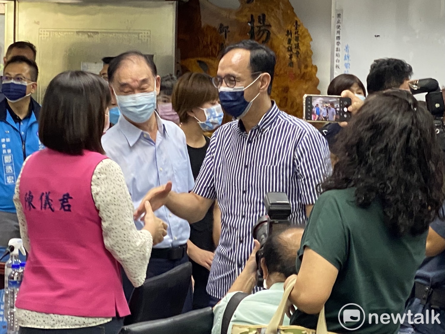 國民黨主席當選人朱立倫赴新北市議會謝票。 圖:周煊惠 / 攝 國民黨主席當選人朱立倫赴新北市議會謝票。 圖:周煊惠 / 攝