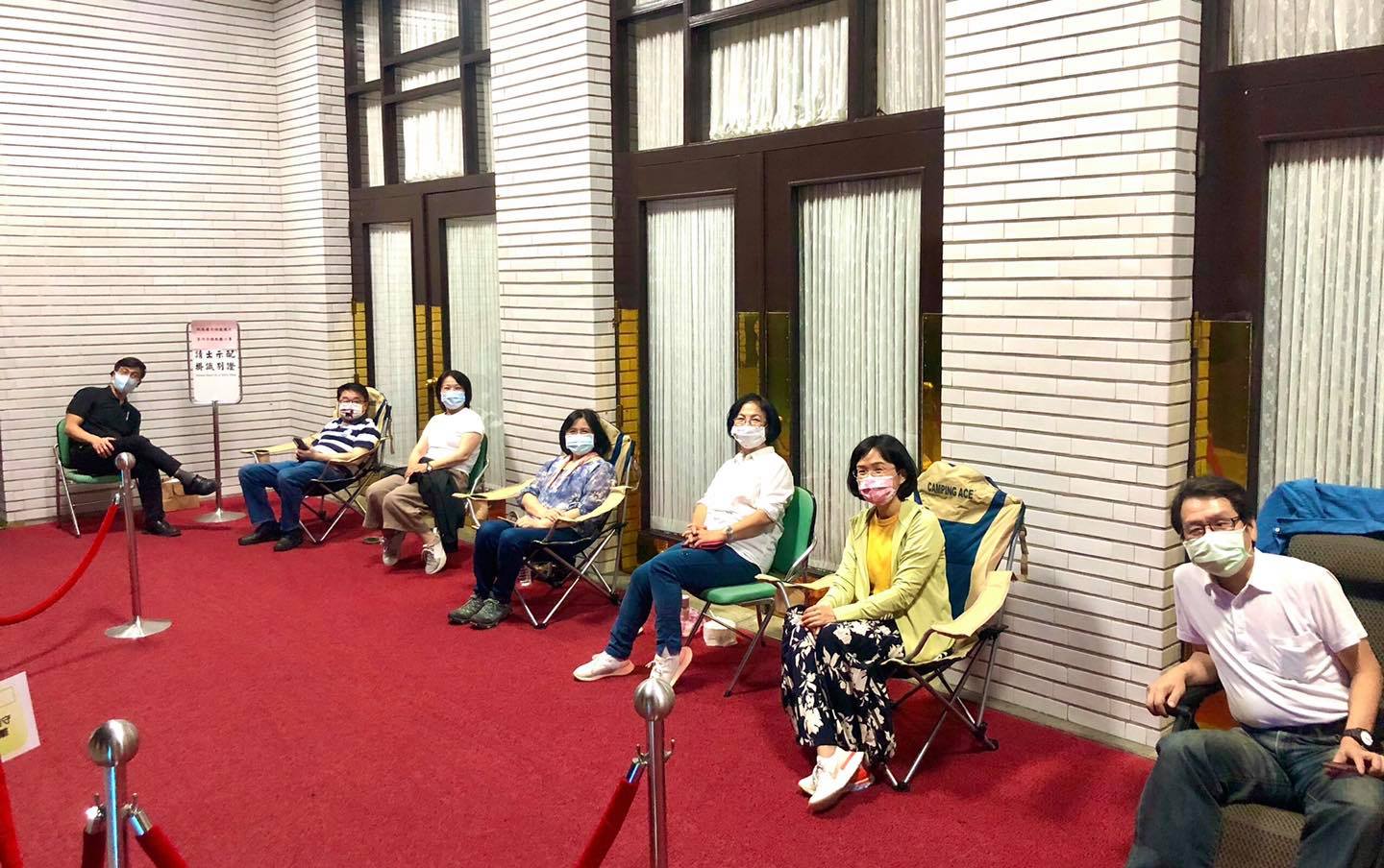 多達7位立委就守在議場前,要確保立法院明天議事順利進行,閣揆能上台施政報告。 圖:翻攝蘇巧慧臉書 多達7位立委就守在議場前,要確保立法院明天議事順利進行,閣揆能上台施政報告。 圖:翻攝蘇巧慧臉書