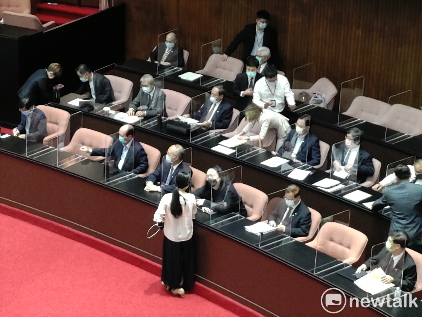 行政院官員在民進黨立委協助下,已順利進入議場。 圖:黃建豪/攝 行政院官員在民進黨立委協助下,已順利進入議場。 圖:黃建豪/攝