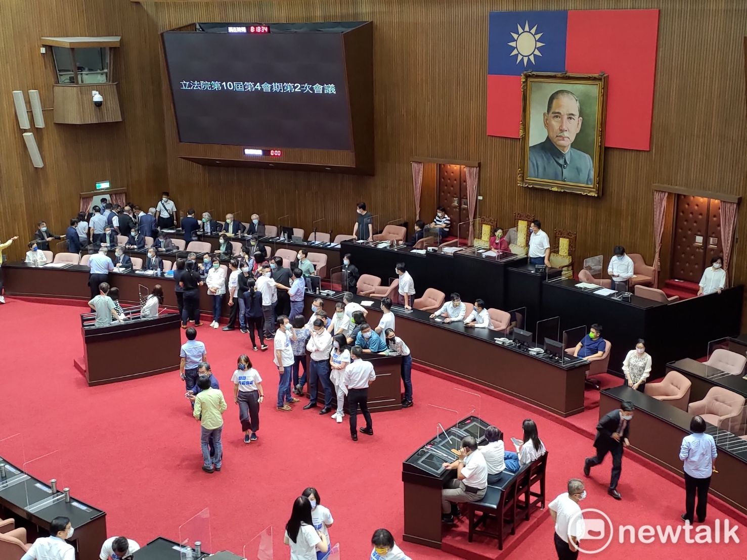 藍綠立委再次於立法院議場發生口角。 圖:黃建豪/攝 藍綠立委再次於立法院議場發生口角。 圖:黃建豪/攝