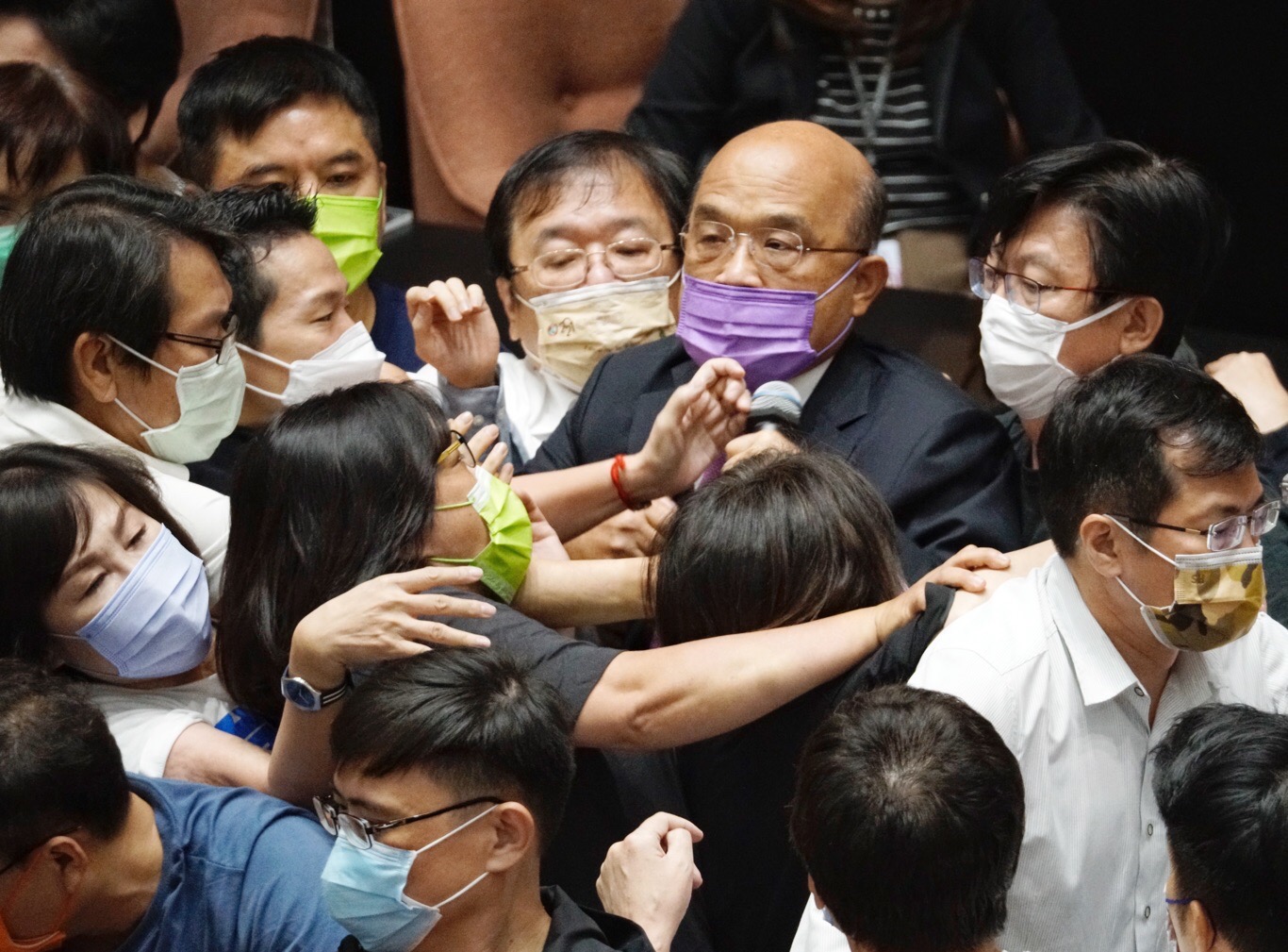 民進黨立委用人牆方式,保護蘇貞昌。 圖:張良一/攝 民進黨立委用人牆方式,保護蘇貞昌。 圖:張良一/攝