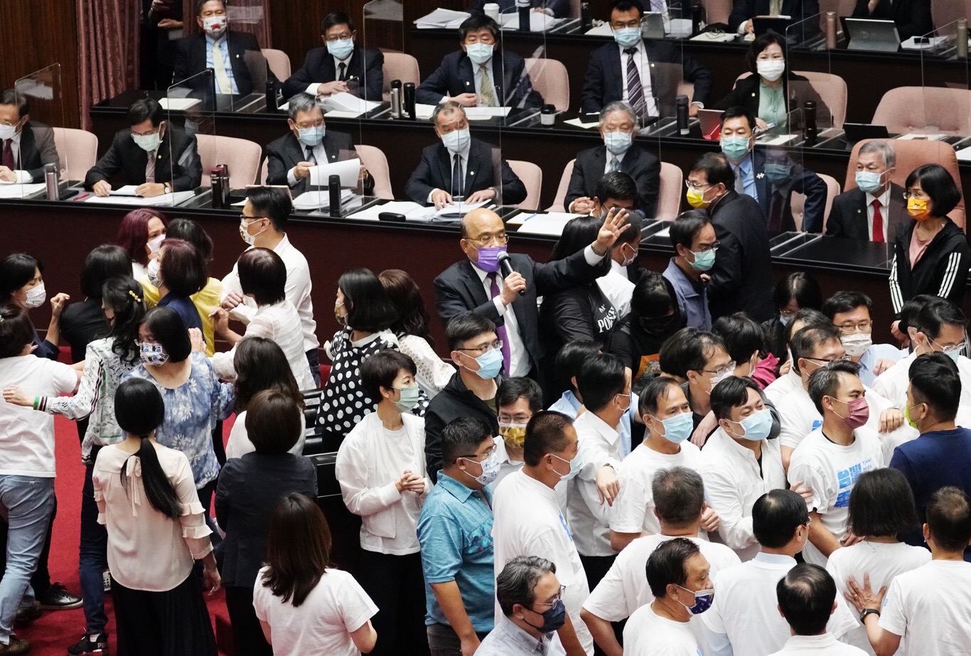 蘇貞昌被藍委圍住,發言被阻擋。 圖:張良一/攝 蘇貞昌被藍委圍住,發言被阻擋。 圖:張良一/攝