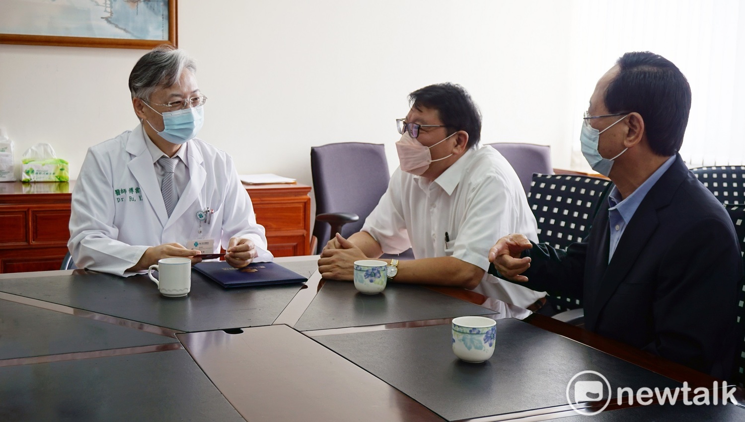 網跟基金會執行董事陳大鈞(中)、董事游信對向台中榮總副院長傅雲慶說明基金會善款的運用情形。 唐復年/攝 網跟基金會執行董事陳大鈞(中)、董事游信對向台中榮總副院長傅雲慶說明基金會善款的運用情形。 唐復年/攝