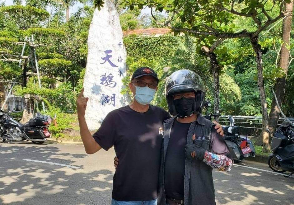墾丁天鵝湖飯店副總裁林富吉(左)與重機車友。 圖:墾丁天鵝湖飯店提供 墾丁天鵝湖飯店副總裁林富吉(左)與重機車友。 圖:墾丁天鵝湖飯店提供