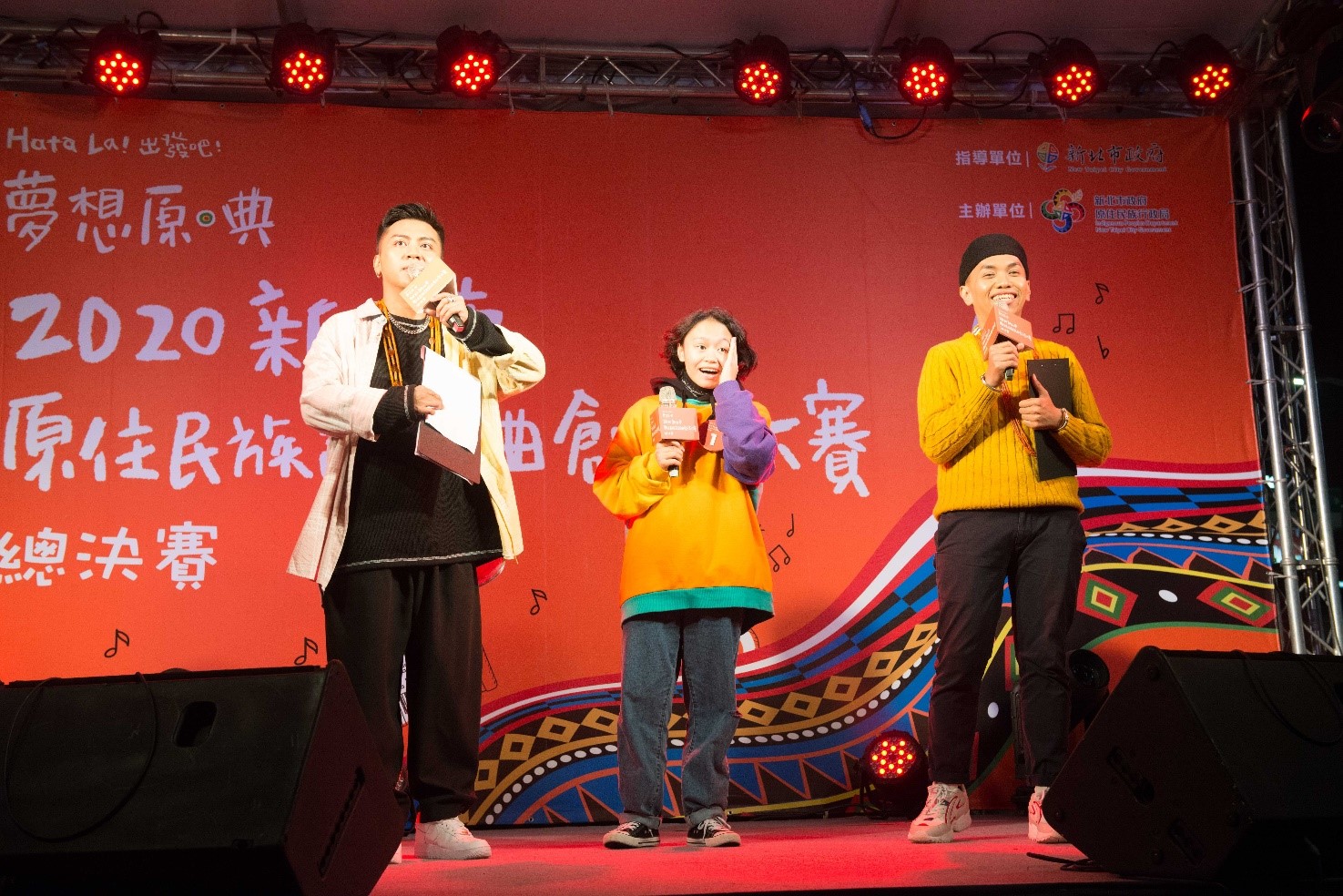 都市原住民青年需要的是讓他們發揮天賦的舞台,圖為李真愛(中)去年參加2020新北市原住民族語歌唱創作大賽,左為網紅布萊克薛薛擔任主持人。 圖:新北市原民局提供 都市原住民青年需要的是讓他們發揮天賦的舞台,圖為李真愛(中)去年參加2020新北市原住民族語歌唱創作大賽,左為網紅布萊克薛薛擔任主持人。 圖:新北市原民局提供
