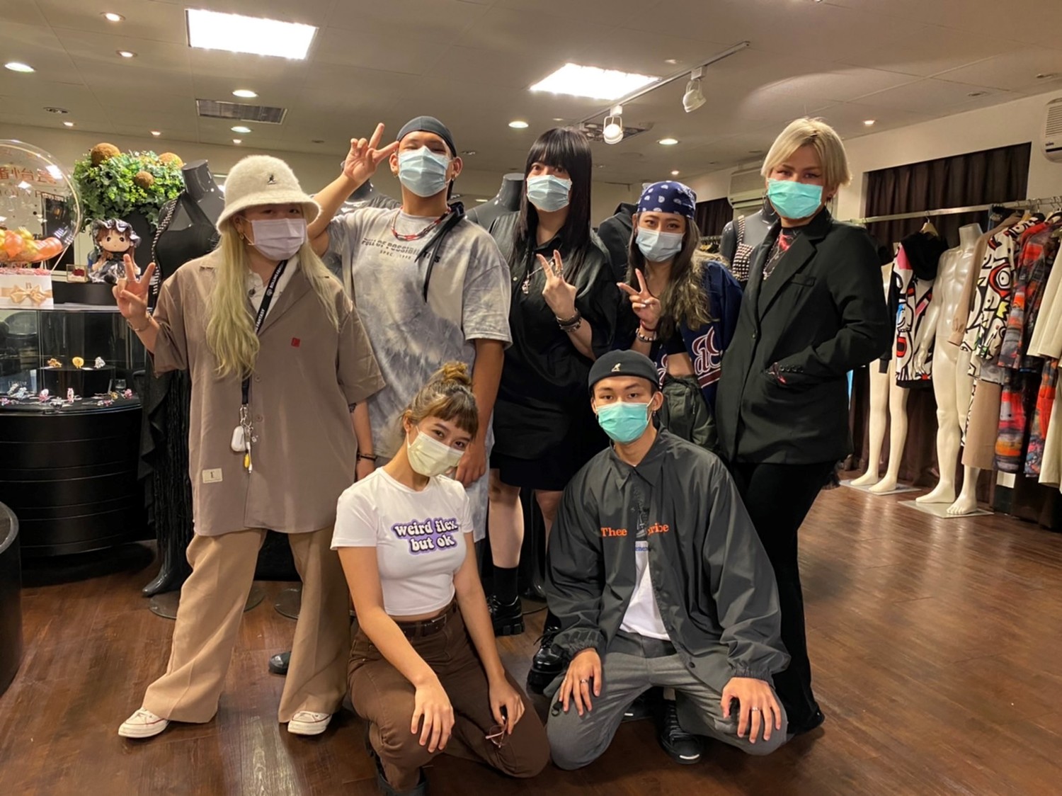 潘怡良老師(中間站立者)與這次2022春夏時裝發表會演出的黎明技術學院學生討論表演細節會後合影。 圖:新北市原民局提供 潘怡良老師(中間站立者)與這次2022春夏時裝發表會演出的黎明技術學院學生討論表演細節會後合影。 圖:新北市原民局提供
