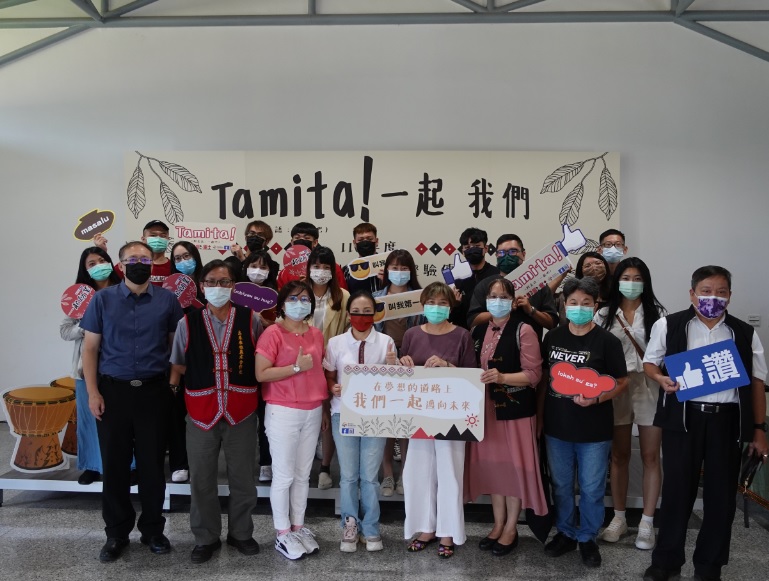 羅美菁(第一排左4)鼓勵原住民傳統文化融入事業,不要忘記自己文化的根,做出市場區隔,照片為9月25日所舉辦的「Tamita!一起++我們:110年度產業振興暨創(就)業青年經驗傳承座談會」。 圖:新北市原民局提供 羅美菁(第一排左4)鼓勵原住民傳統文化融入事業,不要忘記自己文化的根,做出市場區隔,照片為9月25日所舉辦的「Tamita!一起++我們:110年度產業振興暨創(就)業青年經驗傳承座談會」。 圖:新北市原民局提供