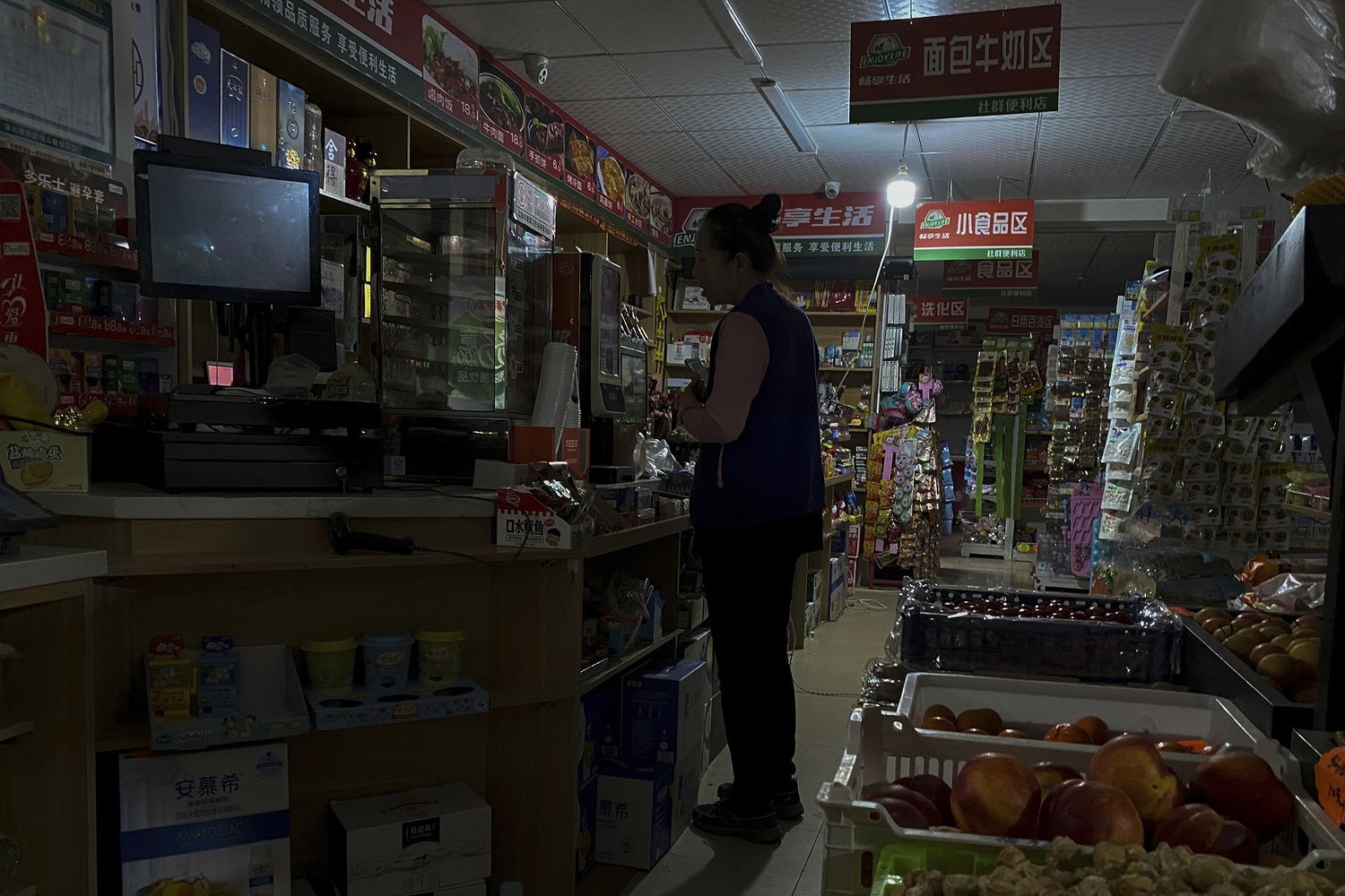 商店營業也大受影響,商店內同樣只亮著一顆小燈泡 圖:達志影像/美聯社 商店營業也大受影響,商店內同樣只亮著一顆小燈泡 圖:達志影像/美聯社