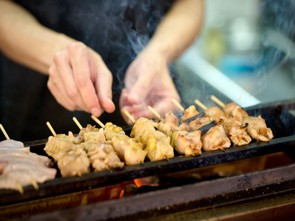 「晴櫻」的雞肉是鳥取縣所生產的大山雞,肉質軟嫩又保有適度嚼勁。 圖:東京觀光事務所台灣辦事處/提供 「晴櫻」的雞肉是鳥取縣所生產的大山雞,肉質軟嫩又保有適度嚼勁。 圖:東京觀光事務所台灣辦事處/提供
