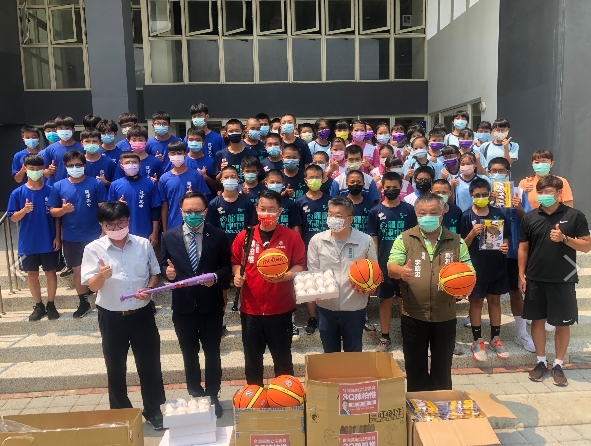 蔡其昌經常與陳柏惟下鄉探訪民情,也到校園關心體育發展情形,給予基層體育最大的支持。 圖 : 蔡其昌辦公室/提供 蔡其昌經常與陳柏惟下鄉探訪民情,也到校園關心體育發展情形,給予基層體育最大的支持。 圖 : 蔡其昌辦公室/提供