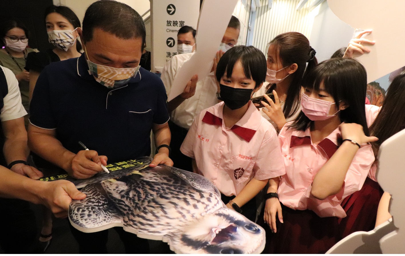 重慶國中學生請侯友宜在遊隼上簽名留念。 圖:新北市動保處提供 重慶國中學生請侯友宜在遊隼上簽名留念。 圖:新北市動保處提供