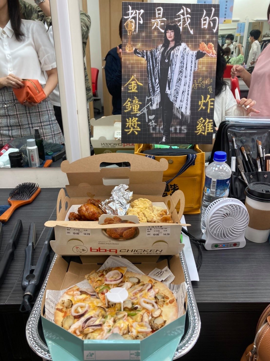 唐綺陽今日曬出節目組準備的炸雞和梗圖。 圖:取自唐綺陽占星幫 唐綺陽今日曬出節目組準備的炸雞和梗圖。 圖:取自唐綺陽占星幫