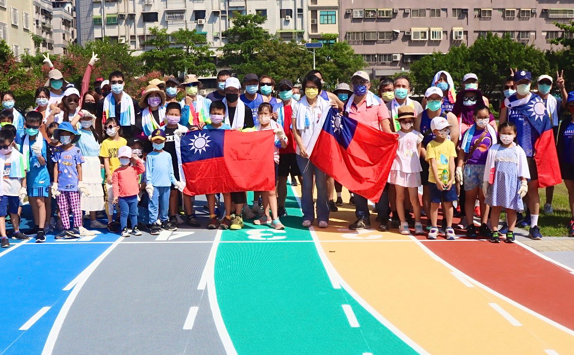 新上國小開放嶄新的彩色跑道慶祝雙十節。 圖:高市教育局提供 新上國小開放嶄新的彩色跑道慶祝雙十節。 圖:高市教育局提供