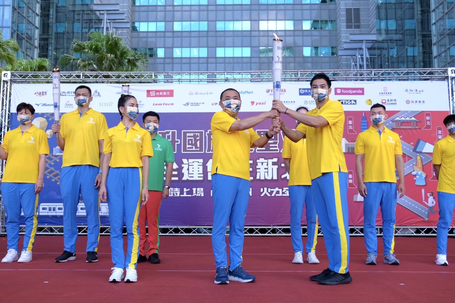 侯友宜親接過聖火後,交棒給撐竿跳全國紀錄保持人謝佳翰。 圖﹕新北市體育處提供 侯友宜親接過聖火後,交棒給撐竿跳全國紀錄保持人謝佳翰。 圖﹕新北市體育處提供