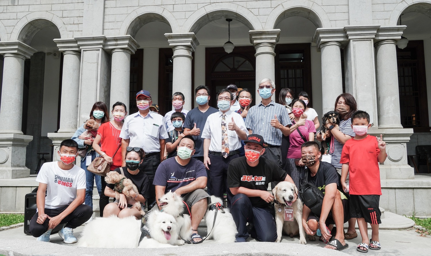 立法委員陳柏惟利用連假尾聲,偕同多位獸醫師在烏日區知名古蹟景點「聚奎居」舉辦狂犬病疫苗接種活動。 陳柏惟服務處/提供 立法委員陳柏惟利用連假尾聲,偕同多位獸醫師在烏日區知名古蹟景點「聚奎居」舉辦狂犬病疫苗接種活動。 陳柏惟服務處/提供