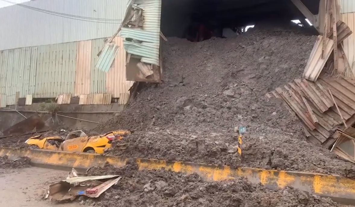 桃園迴龍砂石場牆坍塌壓死路過運將 圖:龜山分局提供 桃園迴龍砂石場牆坍塌壓死路過運將 圖:龜山分局提供