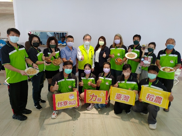 在農糧署長胡忠一(後排左五)見證下,由枋寮11個品牌聯合成立的枋寮940通過「支持臺灣稻農決議文」,更聯合推薦源自枋寮的在地稻農品牌「禾興農場」。 圖/枋寮940 在農糧署長胡忠一(後排左五)見證下,由枋寮11個品牌聯合成立的枋寮940通過「支持臺灣稻農決議文」,更聯合推薦源自枋寮的在地稻農品牌「禾興農場」。 圖/枋寮940
