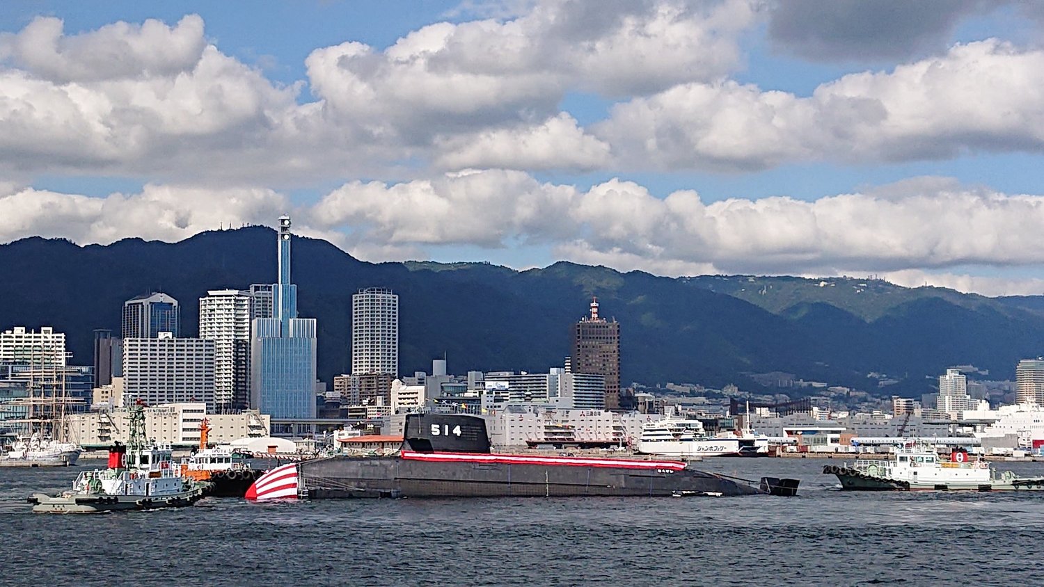 日本「大鯨級」潛艦「白鯨號(SS-514)」下水典禮後在神戶港移動。 圖:翻攝 moo's推特 日本「大鯨級」潛艦「白鯨號(SS-514)」下水典禮後在神戶港移動。 圖:翻攝 moo's推特