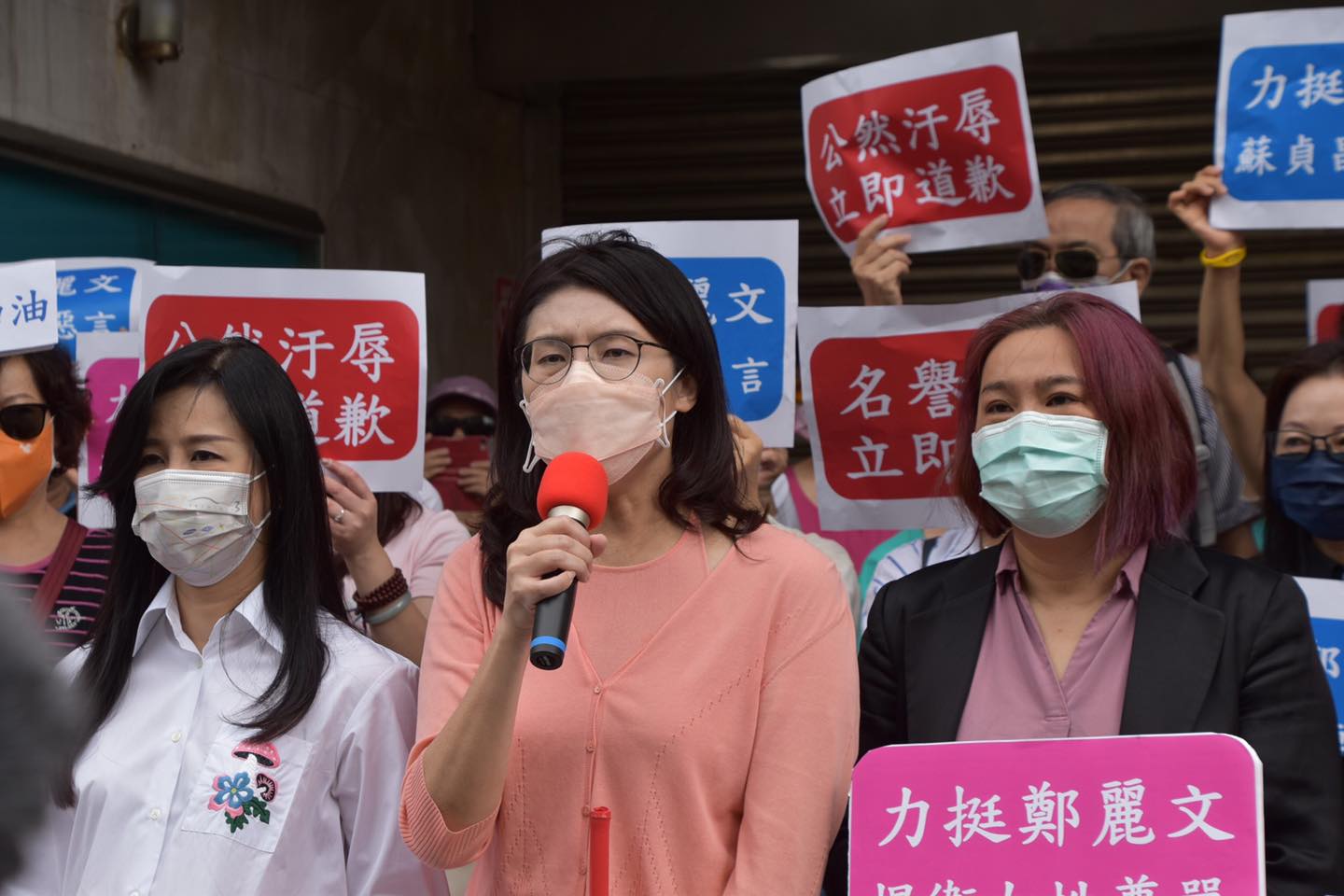 北市婦女團體及多位台北市女性議員在今日上午集結至立法院前聲援國民黨立委鄭麗文。 圖:擷取自鄭麗文臉書 北市婦女團體及多位台北市女性議員在今日上午集結至立法院前聲援國民黨立委鄭麗文。 圖:擷取自鄭麗文臉書