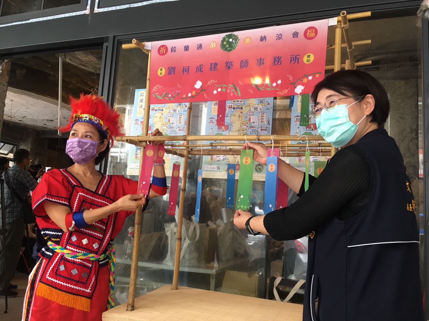 活動期間民眾只要在合作店家消費,即可獲得祈福彩帶一只,可將心願繫上街角的祈福車,象徵為未來及眾人祝福。 圖:主辦單位提供 活動期間民眾只要在合作店家消費,即可獲得祈福彩帶一只,可將心願繫上街角的祈福車,象徵為未來及眾人祝福。 圖:主辦單位提供