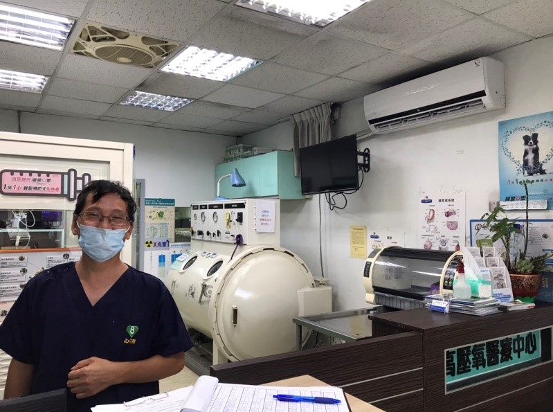 醫師全程配戴口罩為動物看診。 圖:新北市動保處提供 醫師全程配戴口罩為動物看診。 圖:新北市動保處提供