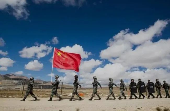 中國解放軍撐著國旗,在中印邊界上巡邏。 圖 : 翻攝自環球網 中國解放軍撐著國旗,在中印邊界上巡邏。 圖 : 翻攝自環球網
