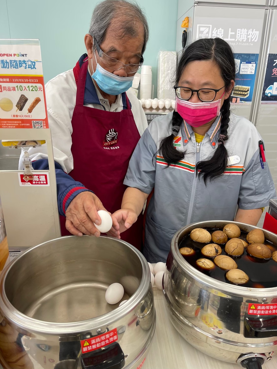 此照片為疫情前,還無須強制配戴口罩時所拍攝長輩實際參與門市體驗畫面。 圖:私立天主教中華聖母社會福利慈善事業基金會/提供 此照片為疫情前,還無須強制配戴口罩時所拍攝長輩實際參與門市體驗畫面。 圖:私立天主教中華聖母社會福利慈善事業基金會/提供