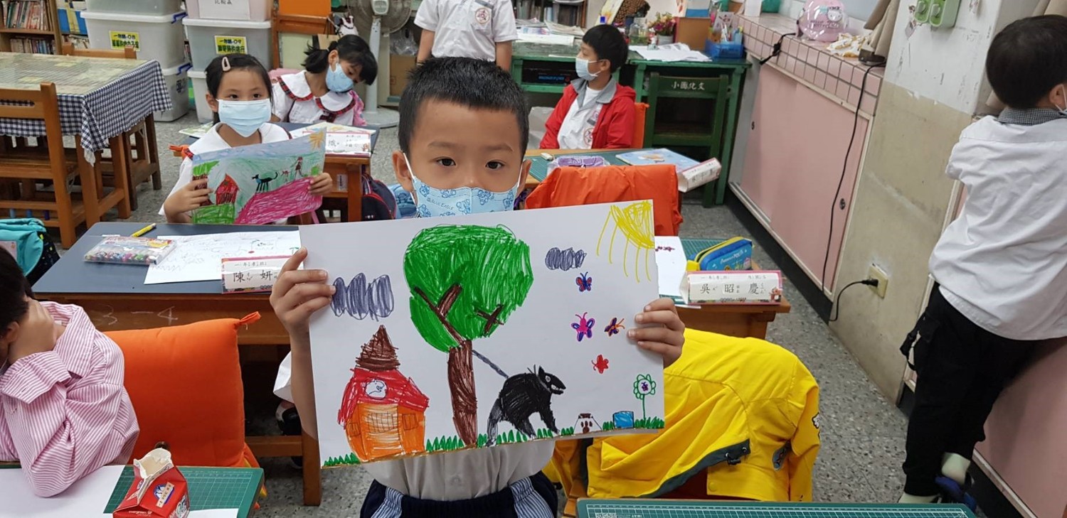 學生展示在美術課上畫的作品。 圖:新北市動保處提供 學生展示在美術課上畫的作品。 圖:新北市動保處提供