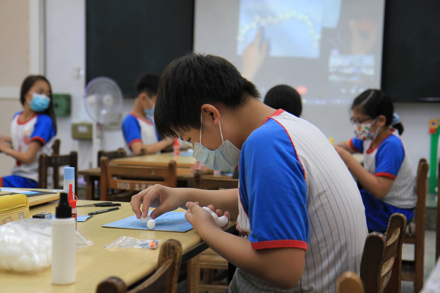 三芝國小學生透過「校園瘋文資」線上課程認識三芝石滬,認真DIY製作石滬實驗模型。 圖:新北市文化局提供 三芝國小學生透過「校園瘋文資」線上課程認識三芝石滬,認真DIY製作石滬實驗模型。 圖:新北市文化局提供