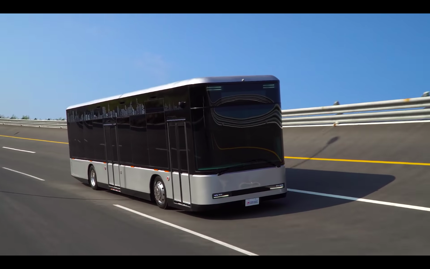鴻海日前已釋出科技日宣傳影片,首次秀出黑色和白色款電動車、以及電動巴士實體車。 圖:翻攝自鴻海youtube 鴻海日前已釋出科技日宣傳影片,首次秀出黑色和白色款電動車、以及電動巴士實體車。 圖:翻攝自鴻海youtube