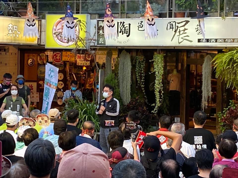 陳柏惟今(17)日持續在選區苦行,政治評論員張宇韶到龍井藝術街替陳柏惟站台,表達支持。 陳柏惟今(17)日持續在選區苦行,政治評論員張宇韶到龍井藝術街替陳柏惟站台,表達支持。