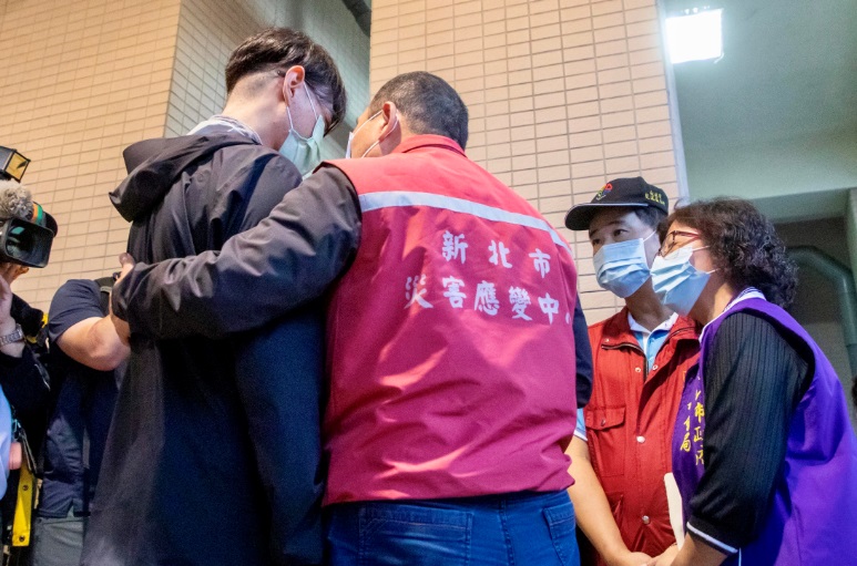 侯友宜擁抱慰問家屬。 圖:新北市新聞局提供 侯友宜擁抱慰問家屬。 圖:新北市新聞局提供