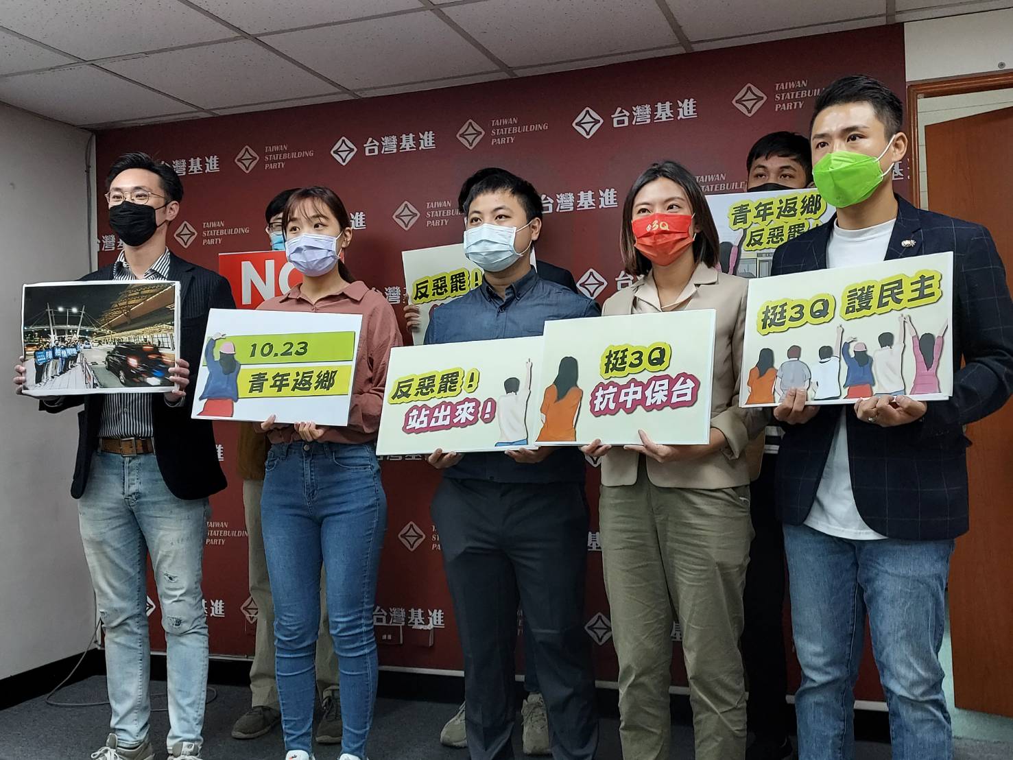多名青年學生呼籲大家返鄉投票,「挺民主、護3Q」。 圖:陳佩君/攝 多名青年學生呼籲大家返鄉投票,「挺民主、護3Q」。 圖:陳佩君/攝