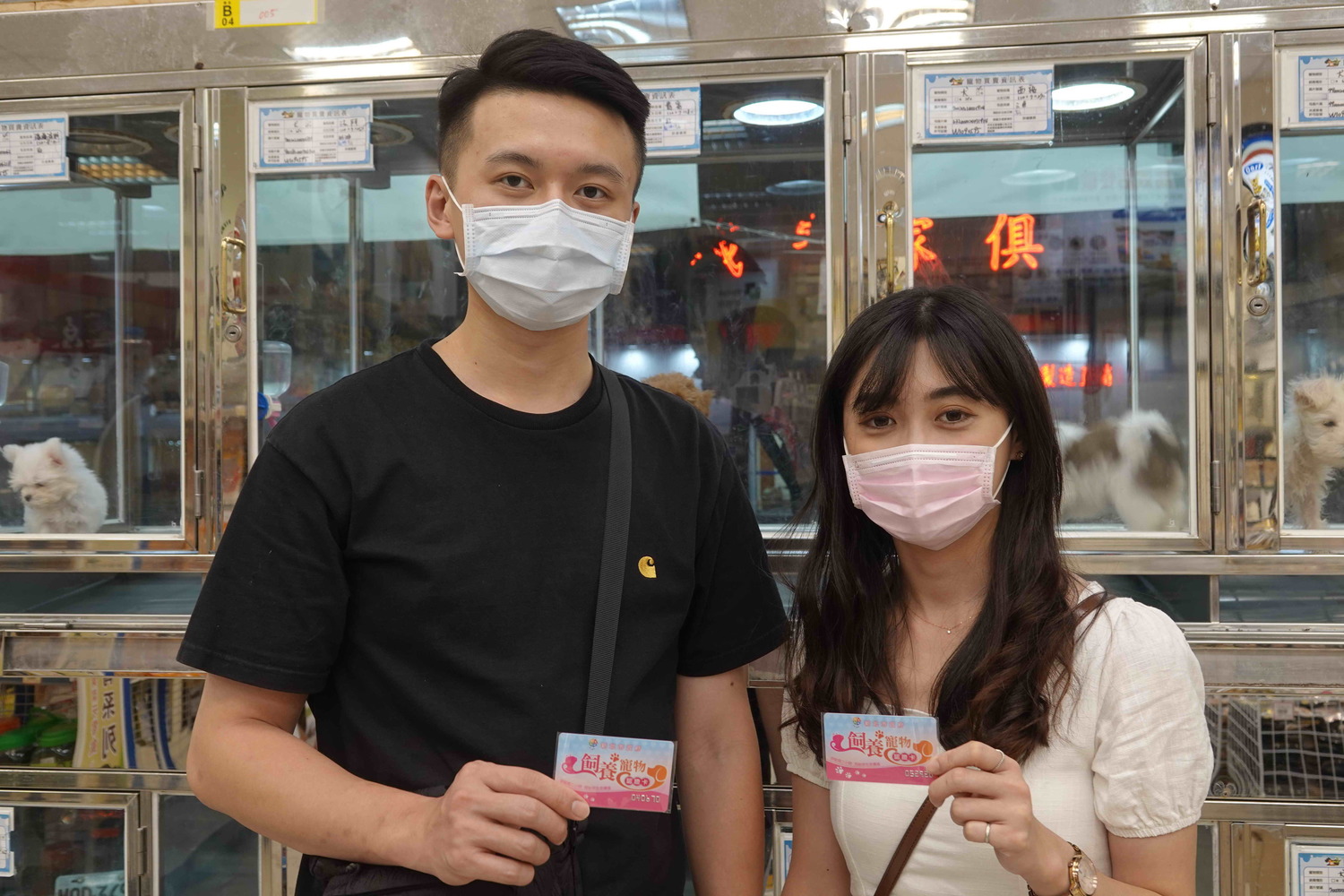 民眾開心秀出自己的寵物認證卡。 圖:新北市動保處提供 民眾開心秀出自己的寵物認證卡。 圖:新北市動保處提供