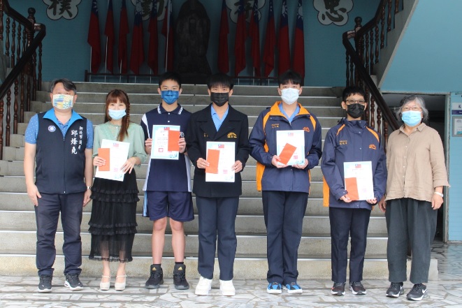 邱烽堯表示,密室逃脫解謎活動目前可說相當盛行,團隊合作互相腦力激盪,還要能與所學的各科知識產生連結,對於學生的學習刺激相當高,竹林同學的得獎,證明學校平日培養同學創意思考與合作分工的態度是極為成功的。 圖:竹林中學提供 邱烽堯表示,密室逃脫解謎活動目前可說相當盛行,團隊合作互相腦力激盪,還要能與所學的各科知識產生連結,對於學生的學習刺激相當高,竹林同學的得獎,證明學校平日培養同學創意思考與合作分工的態度是極為成功的。 圖:竹林中學提供