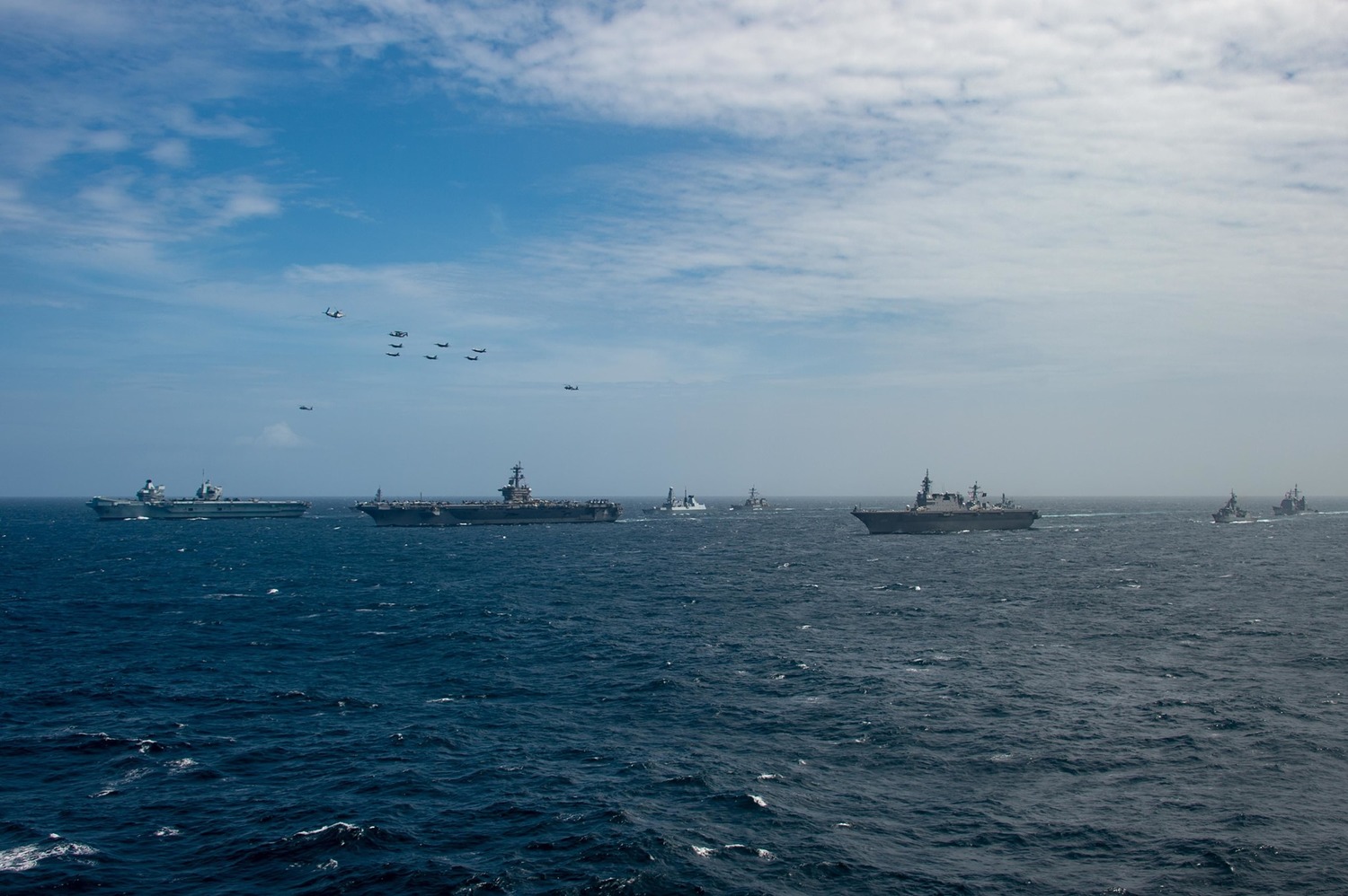 英美日澳4國海軍在印度洋進行「MPX2021」操演,水面艦與各式戰機「大合照」。 圖:翻攝 U.S. Pacific Fleet推特 英美日澳4國海軍在印度洋進行「MPX2021」操演,水面艦與各式戰機「大合照」。 圖:翻攝 U.S. Pacific Fleet推特