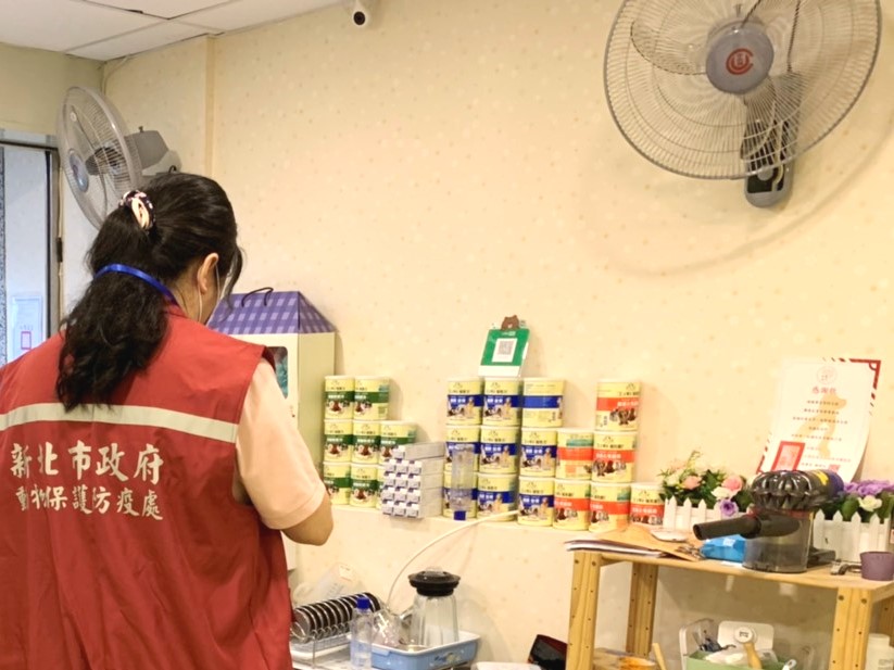動保處人員不定期前往實體店家稽查。 圖:新北市動保處提供 動保處人員不定期前往實體店家稽查。 圖:新北市動保處提供