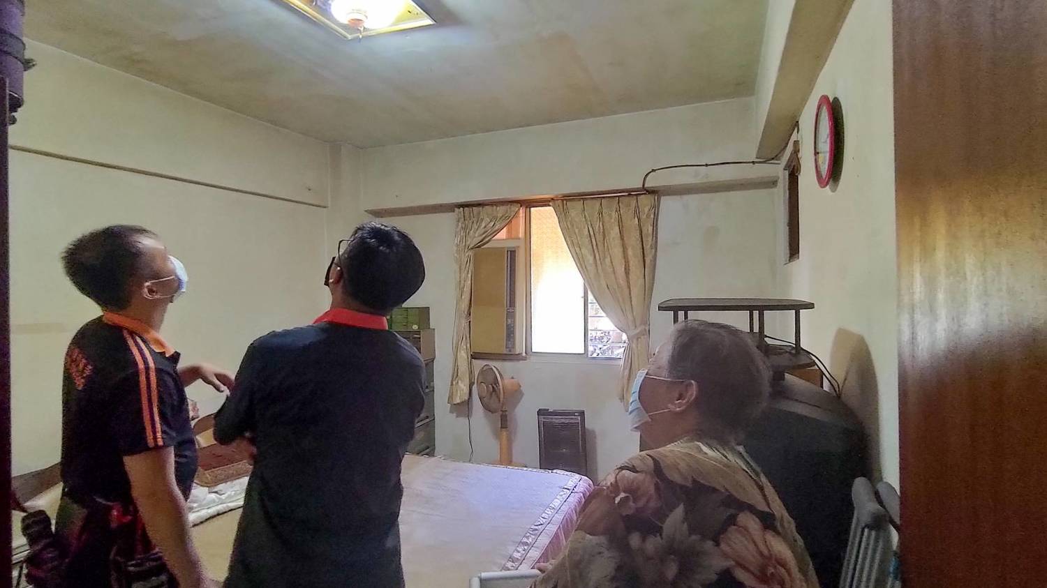 特力屋股份有限公司林口中山分公司勘查獨老家中居住環境。 圖:林口區公所提供 特力屋股份有限公司林口中山分公司勘查獨老家中居住環境。 圖:林口區公所提供