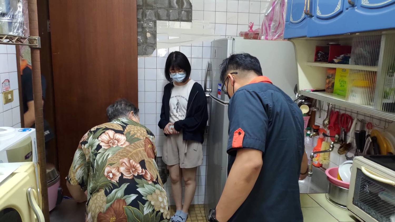 針對家中未固定的櫥櫃加強固定避免家具倒落。 圖:林口區公所提供 針對家中未固定的櫥櫃加強固定避免家具倒落。 圖:林口區公所提供