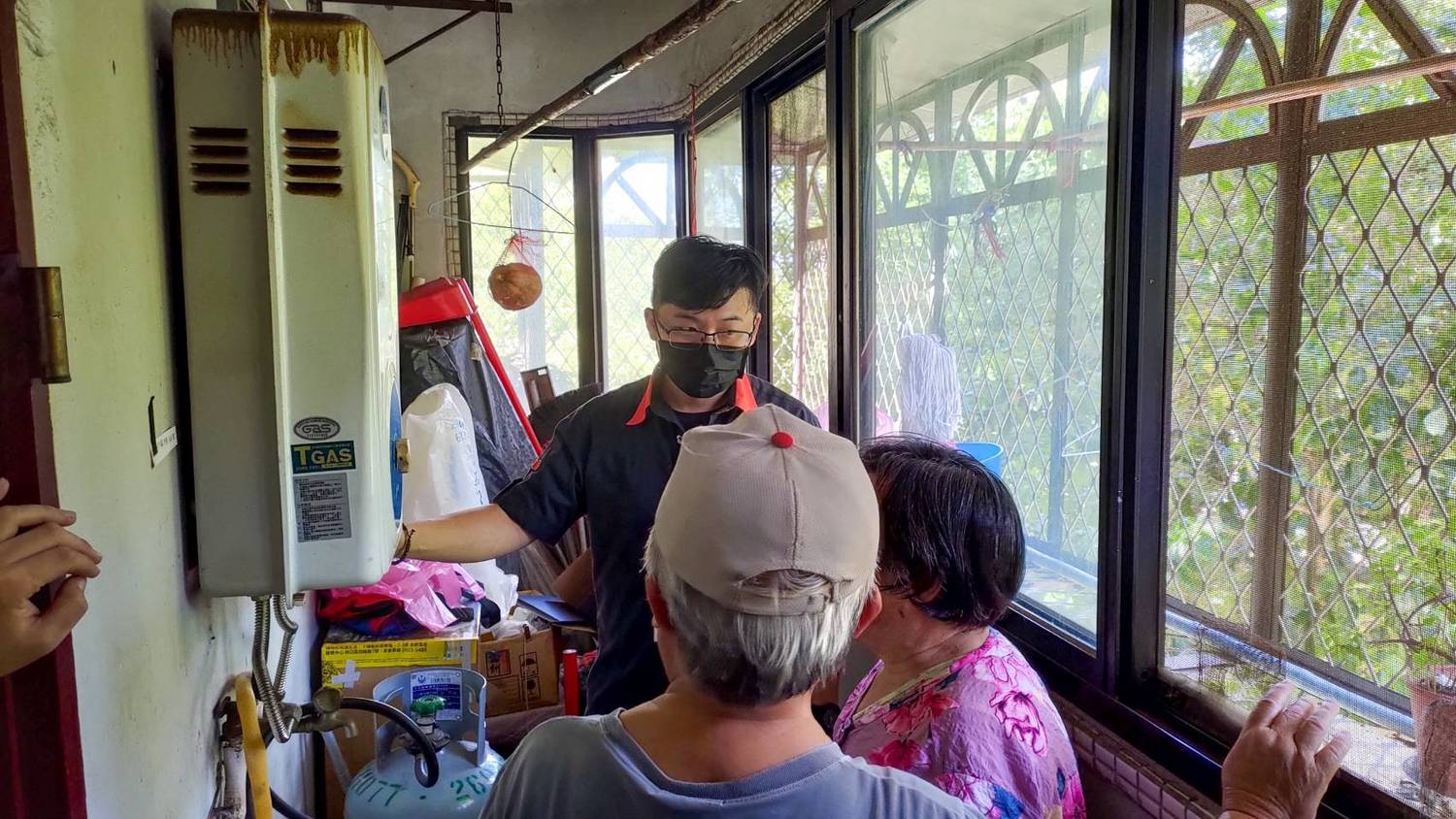 針對獨老家中熱水器的安全進行評估。 圖:林口區公所提供 針對獨老家中熱水器的安全進行評估。 圖:林口區公所提供