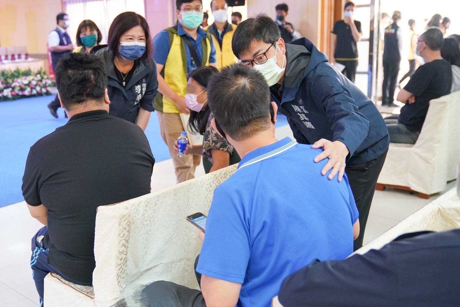陳其邁(右)向罹難者家屬表達慰問。 圖:高雄市政府提供 陳其邁(右)向罹難者家屬表達慰問。 圖:高雄市政府提供