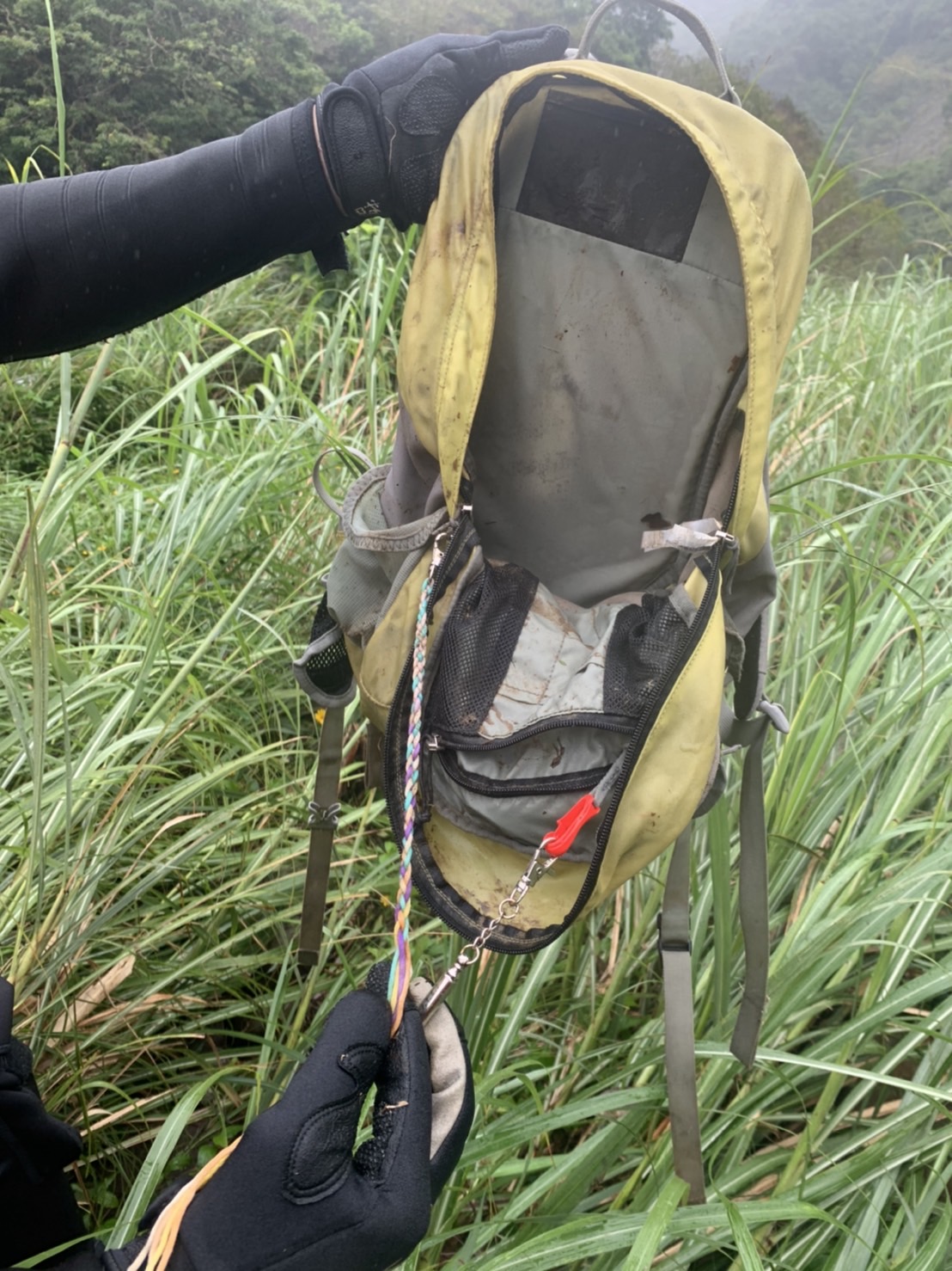今早8時許搜索人員先尋獲陳姓女童的背包,隔1個小時後,在附近再找到陳姓女童遺體。 圖:新北市消防局/提供 今早8時許搜索人員先尋獲陳姓女童的背包,隔1個小時後,在附近再找到陳姓女童遺體。 圖:新北市消防局/提供