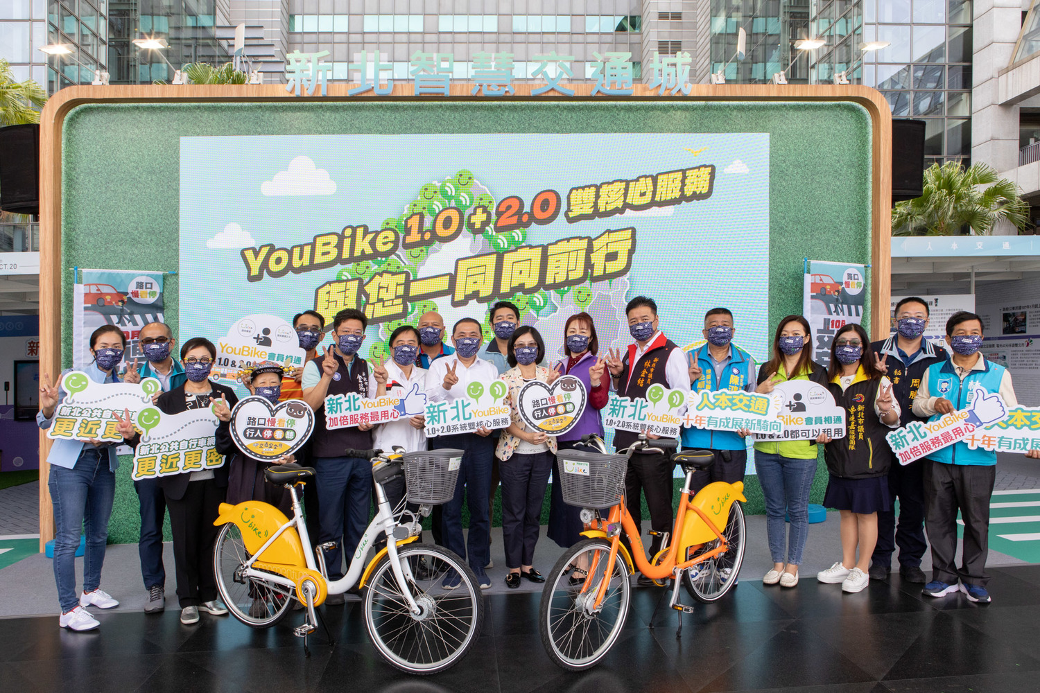 新北市交通局今(20日)起於市民廣場舞台區舉辦「人本交通、十年有成」成果展,向市民報告交通建設施政成績單。 圖:新北市交通局提供 新北市交通局今(20日)起於市民廣場舞台區舉辦「人本交通、十年有成」成果展,向市民報告交通建設施政成績單。 圖:新北市交通局提供