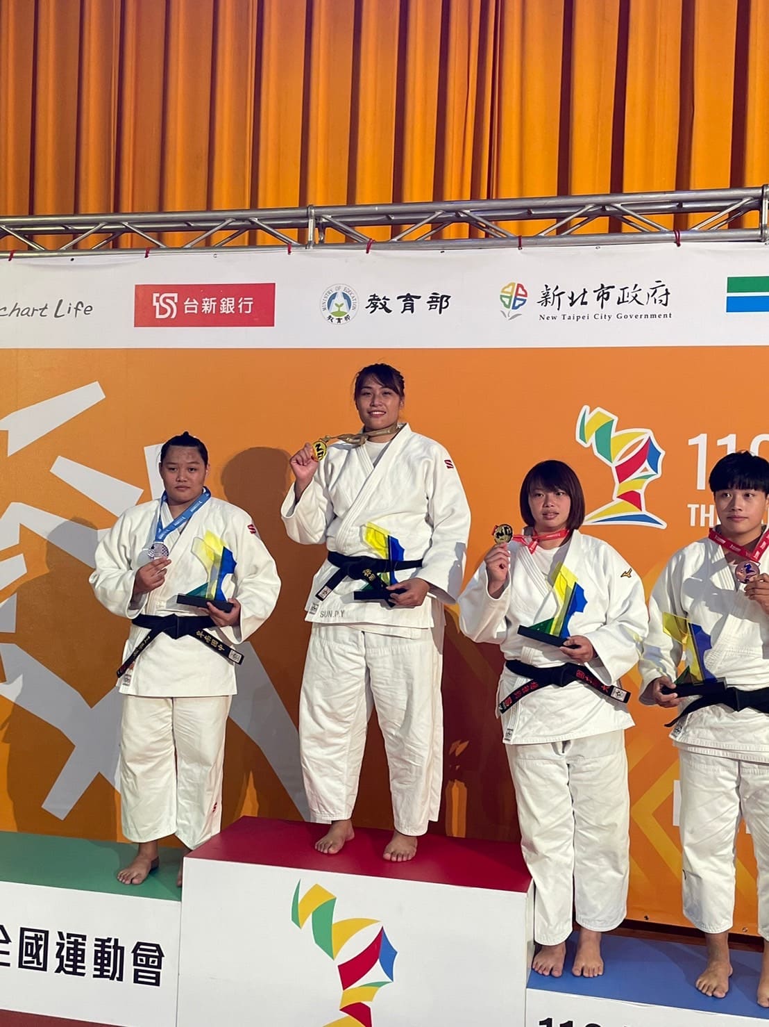 這(110年)屆全國原住民族運動會完成六連霸的柔道選手孫佩妤(右三),此次全國運在柔道個人組亦達成二連霸,另在混合組團體賽事亦獲金牌,圖為全國運柔道女子組第七級頒獎現。 圖:新北市原民局提供 這(110年)屆全國原住民族運動會完成六連霸的柔道選手孫佩妤(右三),此次全國運在柔道個人組亦達成二連霸,另在混合組團體賽事亦獲金牌,圖為全國運柔道女子組第七級頒獎現。 圖:新北市原民局提供