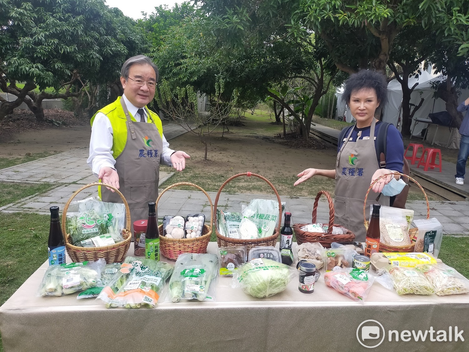 譚敦慈老師與農糧署長胡忠一一 同推廣有機農業。 唐復年/攝 譚敦慈老師與農糧署長胡忠一一 同推廣有機農業。 唐復年/攝