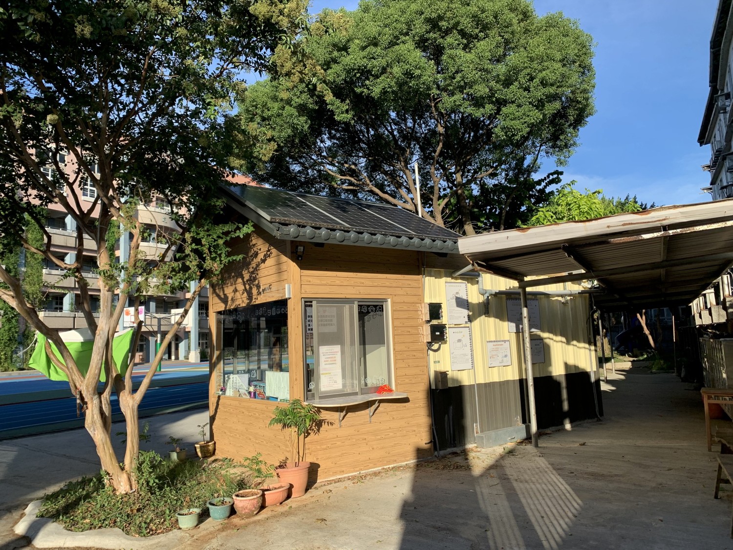 淡水區文化國小獲金熊級標章,該校園於警衛室屋頂設置太陽能光電綠屋頂。 圖:新北市環保局提供 淡水區文化國小獲金熊級標章,該校園於警衛室屋頂設置太陽能光電綠屋頂。 圖:新北市環保局提供
